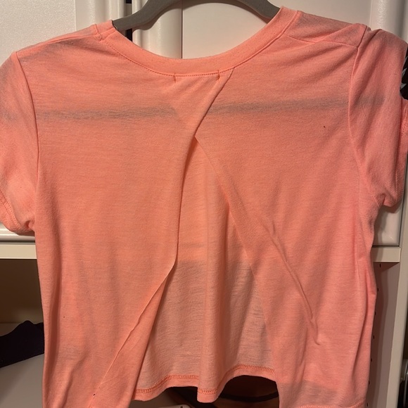 Coral cropped tshirt with back cutout - Picture 2 of 2